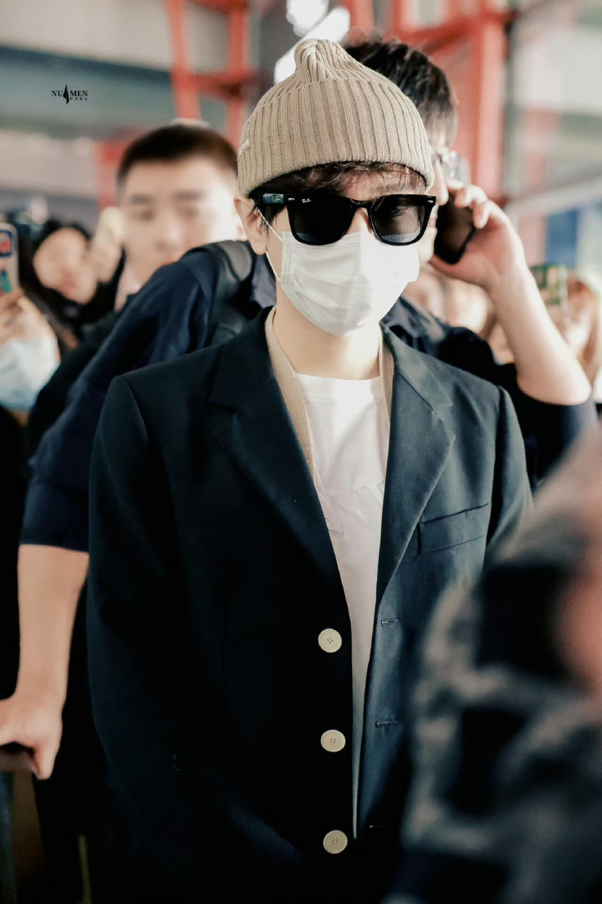 成毅结束巴黎时装周行程,到达北京机场.