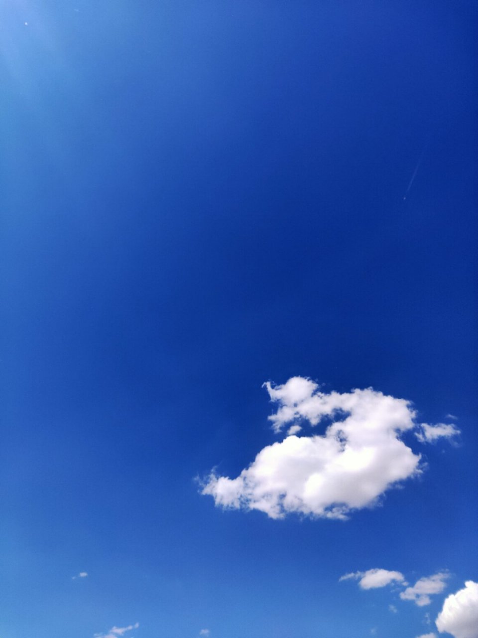 这么湛蓝的天空,洁白的云朵,猜猜是哪里[挠头]            就不告诉你